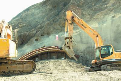 日前，小烏改第三合同段杏花村一號隧道進行爆破掘進準備工作。（通訊員孫建兵攝）